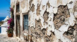 A escolha da tinta inadequada na fachada pode causar danos invisíveis que surgem com o tempo