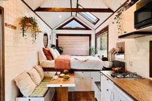 Não é um trailer, nem uma mansão: conheça a microcasa de apenas 13 m² que custa menos de R$ 130 mil