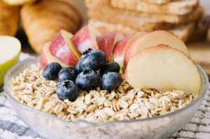 Escolher os alimentos para comer à noite certos ajuda no emagrecimento e melhora o sono