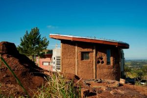 Conheça a casa simples de barro, palha e madeira que uma mulher construiu para morar com o filho