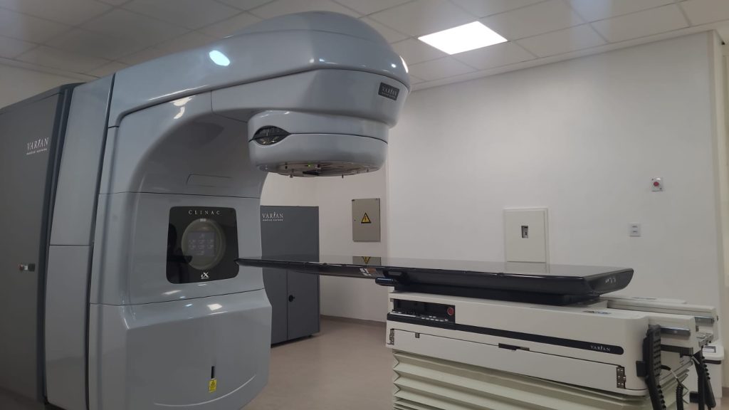 Acelerador linear é usado no tratamento de radioterapia.