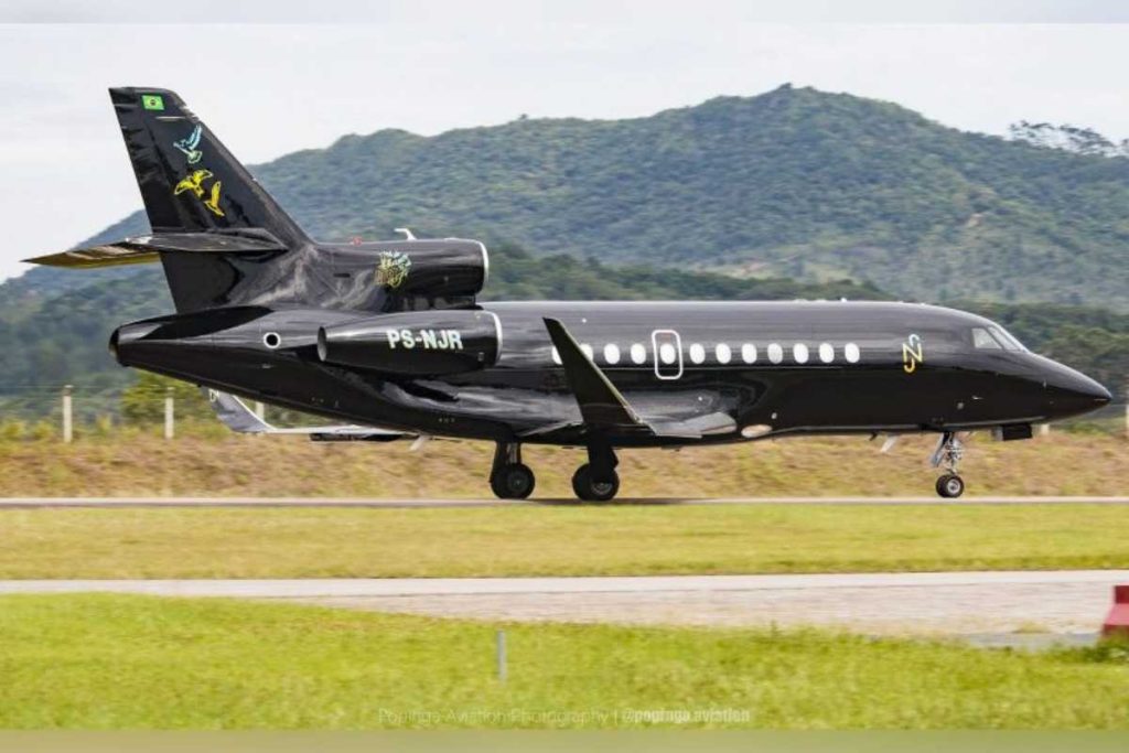 O avião de Neymar Jr ultrapassa 1.000 km/h, cruza continentes sem parar para abastecer e custa mais de R$ 250 milhões