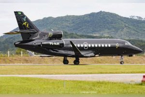 O avião de Neymar Jr ultrapassa 1.000 km/h, cruza continentes sem parar para abastecer e custa mais de R$ 250 milhões