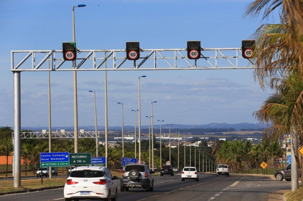 Radares com inteligência artificial já multam motoristas por uso de celular e falta de cinto no Brasil; entenda como funciona a nova fiscalização.