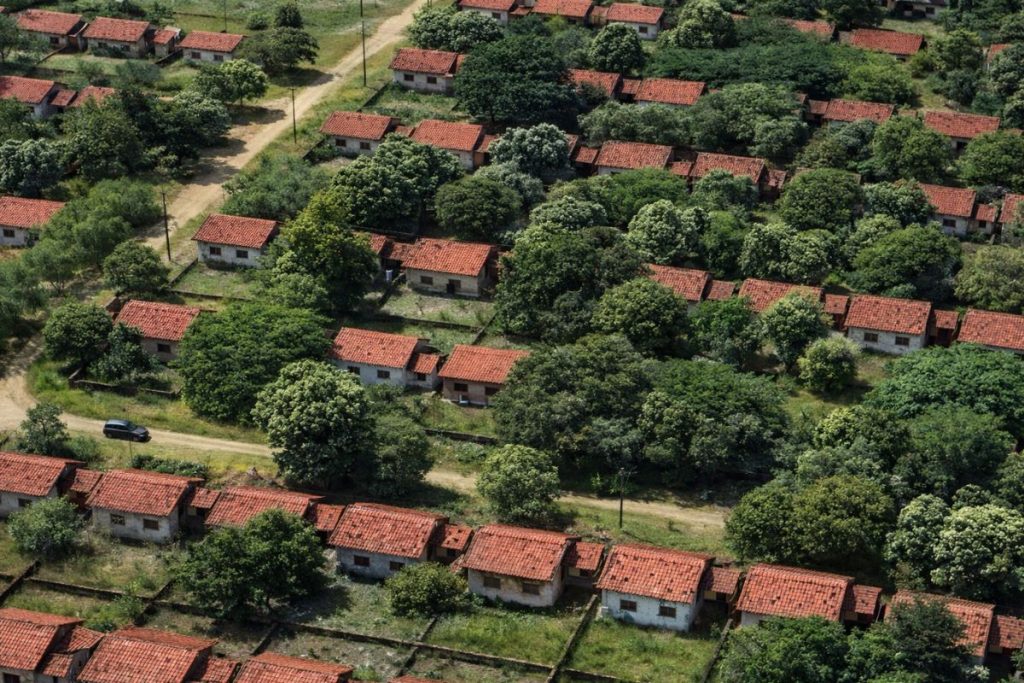 Cidade fantasma com mais de 900 casas abandonadas no Paraná chama atenção e levanta mistério sobre origem e abandono.