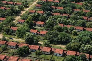 Cidade fantasma com mais de 900 casas abandonadas no Paraná chama atenção e levanta mistério sobre origem e abandono.