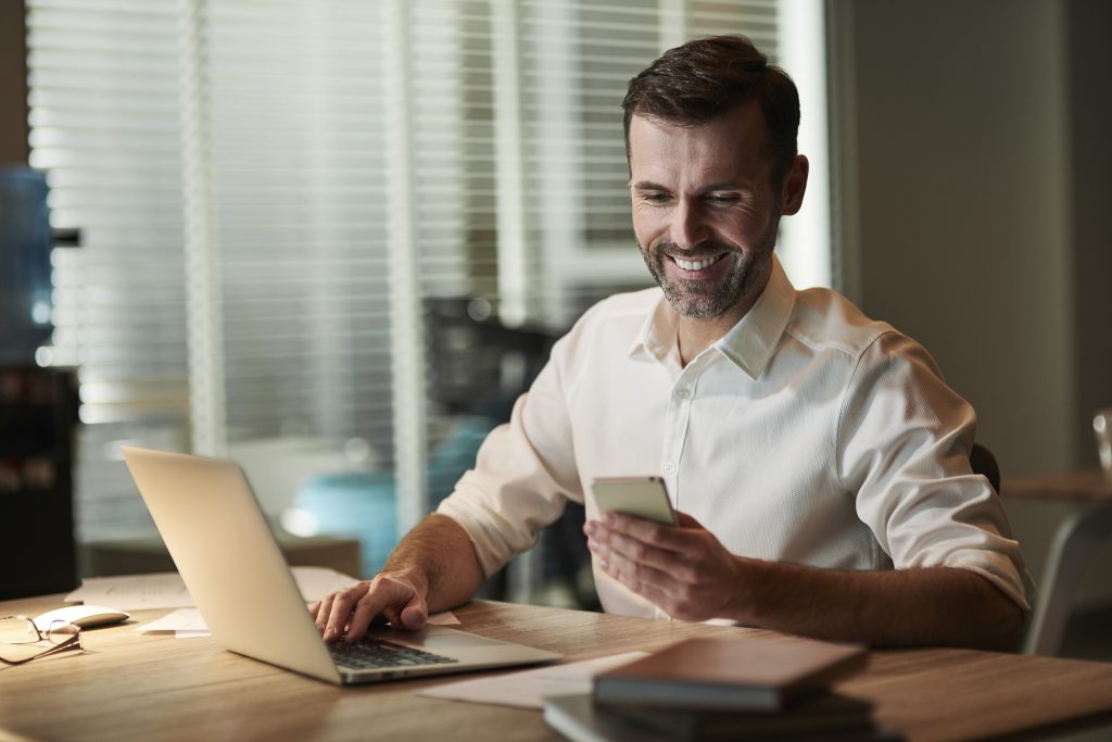 Veja se a empresa pode proibir o uso do celular no trabalho e quais são os limites definidos pela CLT.