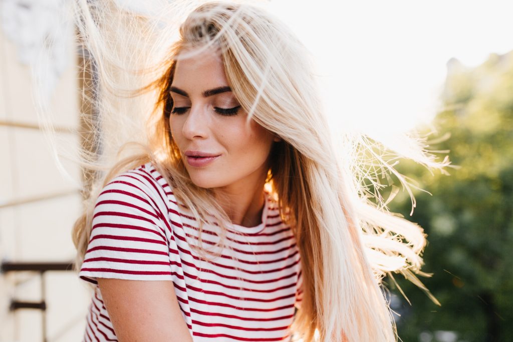 Aprenda a fazer um tônico clareador natural com ingredientes simples para iluminar o cabelo sem gastar com produtos caros.