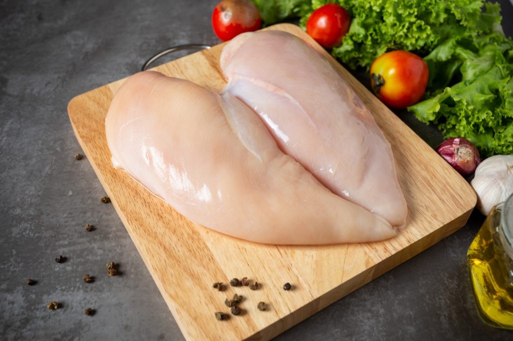 O vinagre na frigideira pode ser o segredo para um peito de frango mais suculento e bem preparado