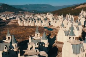 Custa R$ 1 bilhão e ninguém mora: a cidade com 732 castelos abandonados que está apodrecendo e virou cenário fantasma