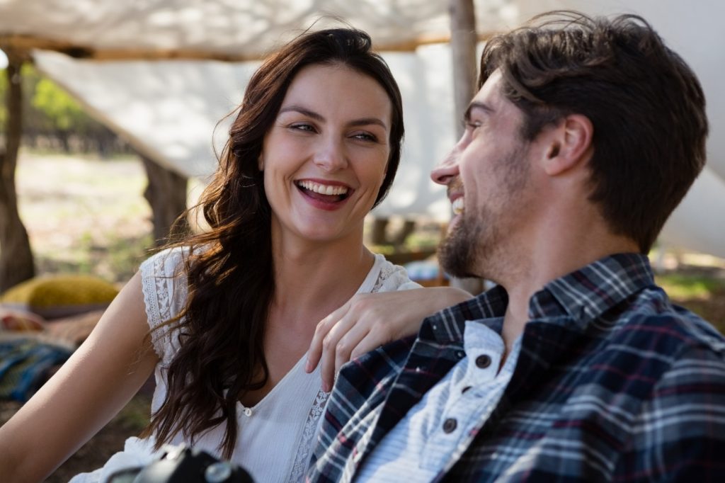 Casais felizes conversam diariamente para manter a conexão