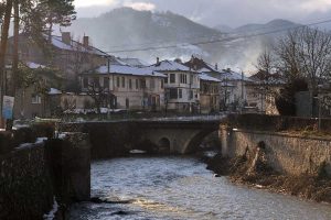 O país mais barato da Europa, onde se vive com €30 por dia, tem vinho milenar, montanhas gigantes, praias no Mar Negro e encanta turistas de todo o mundo