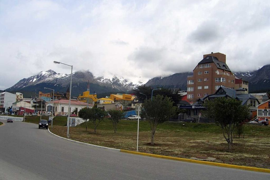 A cidade do fim do mundo fica ao lado do Brasil, não exige passaporte e tem temperaturas que raramente passam de 10°C