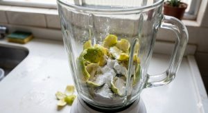 O limão com bicarbonato se destaca como solução natural de limpeza