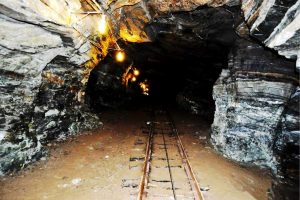 A mina mais impressionante do Brasil desce 120 metros, tem lago cristalino e mais de 30 km de túneis subterrâneos