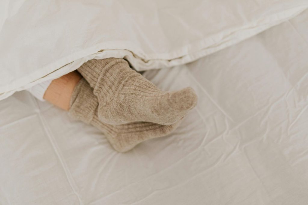 O que significa dormir de meias