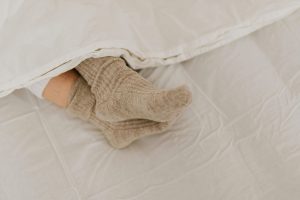 O que significa dormir de meias