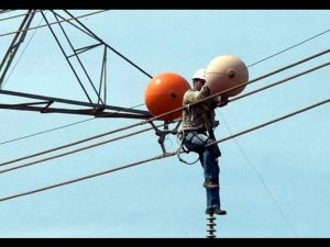 Para que servem as esferas coloridas nos cabos de alta tensão?