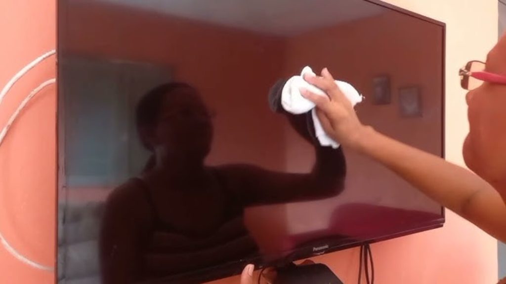 Adeus, marcas na tela: truque simples para limpar a TV sem danificar e evitar manchas