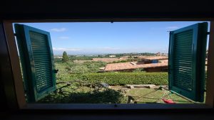 Vizinho pode construir janela virada para seu quintal? Veja o que diz a lei e quais são as distâncias obrigatórias.