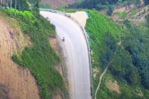 Estrada íngreme no Vietnã viraliza nas redes e impressiona motoristas com subida extrema e paisagens incríveis.