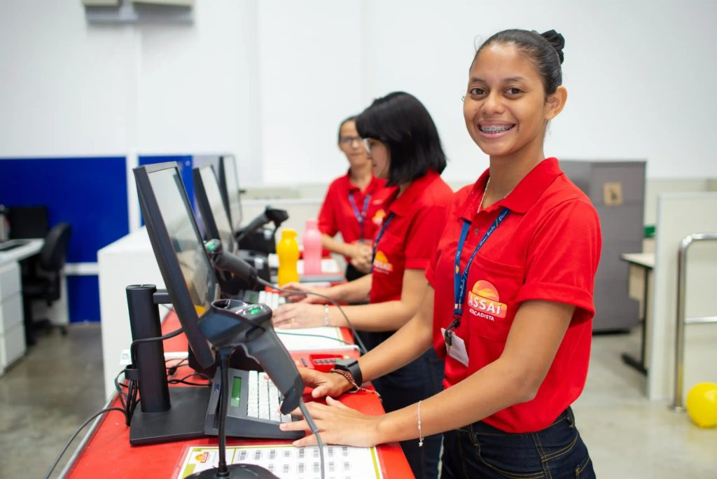 Quanto ganha um empacotador no Assaí, Carrefour e Atacadão em 2026? Veja a média salarial