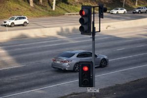 Entenda se avançar sinal vermelho de madrugada dá multa, quais são as penalidades e quando é possível recorrer da autuação.