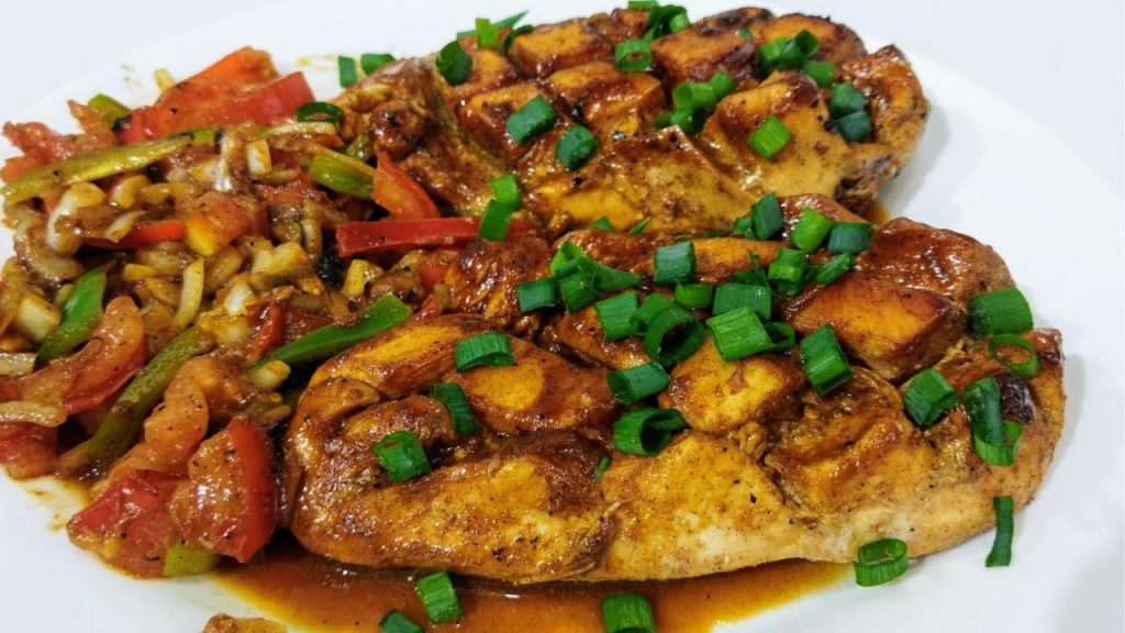 Aprenda o truque com marinada e cortes que deixa o peito de frango suculento por dentro e dourado por fora.
