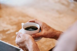 quantas xícaras de café uma pessoa deve beber