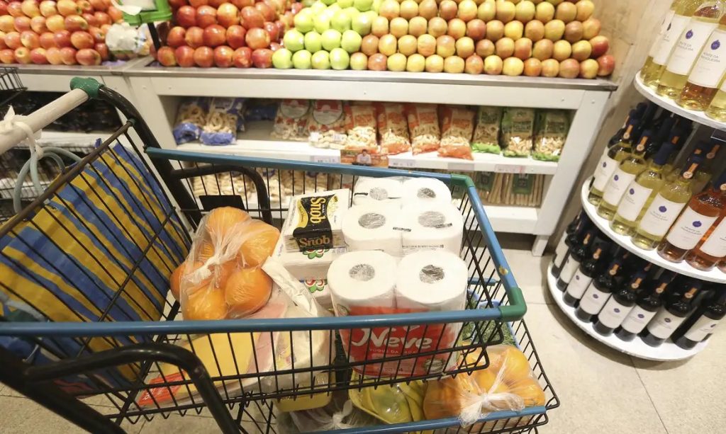 Descubra qual supermercado lidera o ranking de faturamento no Brasil em 2026 e veja os números do setor.