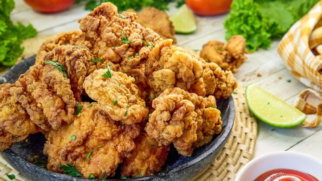 Aprenda os truques dos chefs para fazer frango frito crocante por fora e suculento por dentro com técnicas simples.