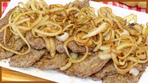 Descubra o segredo do bife acebolado suculento e macio com técnicas simples que garantem sabor e textura perfeitos.