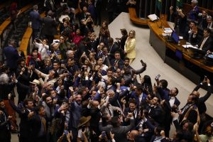 Congresso derruba veto de Lula a projeto que reduz pena de Bolsonaro