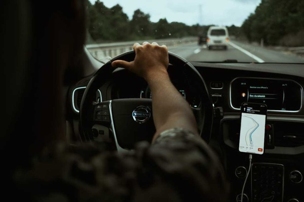 Alerta para motoristas de todo o país que usam suporte para celular no carro