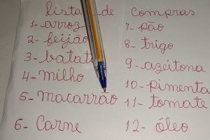 lista de compras no papel