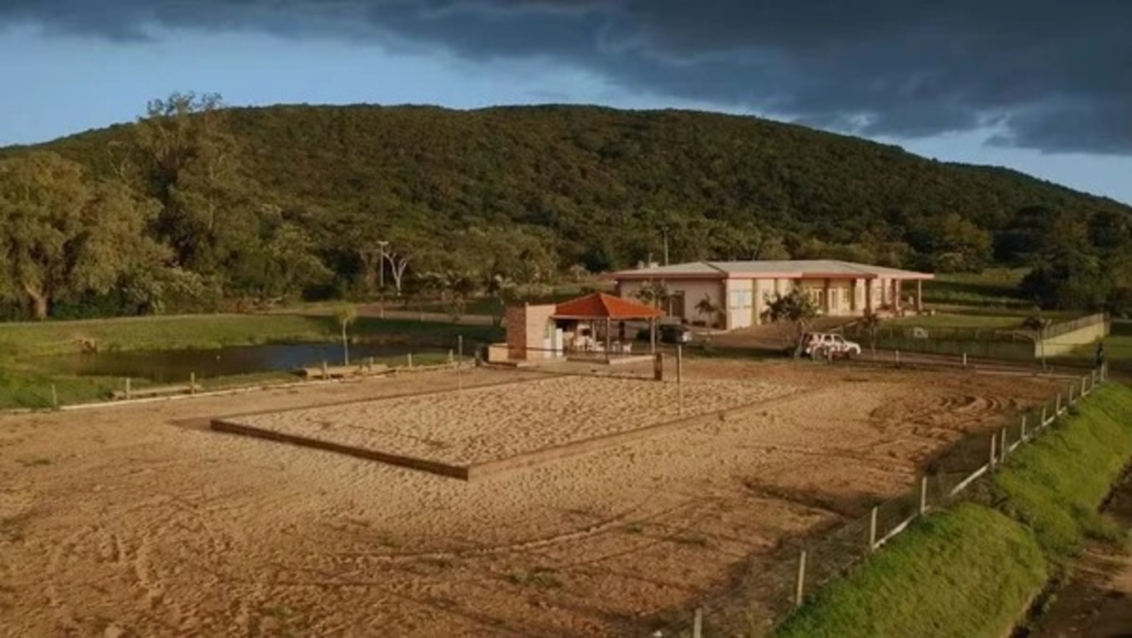 Aos 46 anos, ex-jogador vive em sítio de luxo com 25 hectares e impressiona pelo conforto e exclusividade