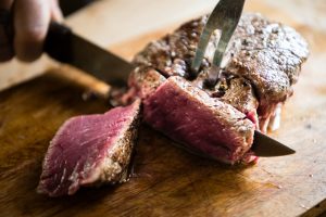 O truque para amaciar a carne de churrasco funciona ao quebrar as fibras e intensificar o sabor antes mesmo de ir à grelha