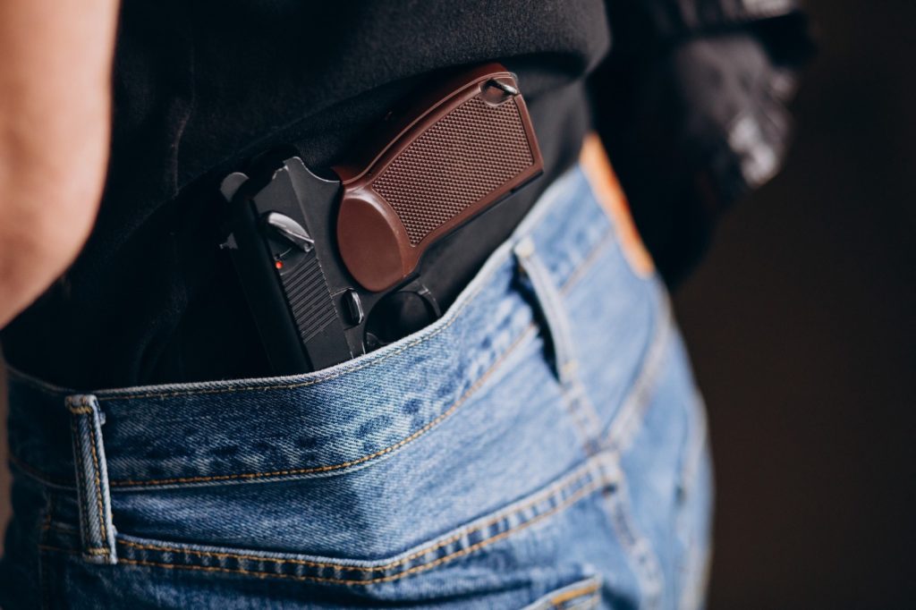 O porte de arma para novas profissões avança no Congresso com base no argumento de risco no exercício da função