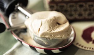 O sorvete de café cremoso fica mais leve e aerado com o segundo batimento antes do congelamento final