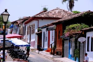 Pirenópolis Suíça Goiana encanta com cachoeiras, arquitetura histórica e fica a poucas horas de Brasília e Goiânia.
