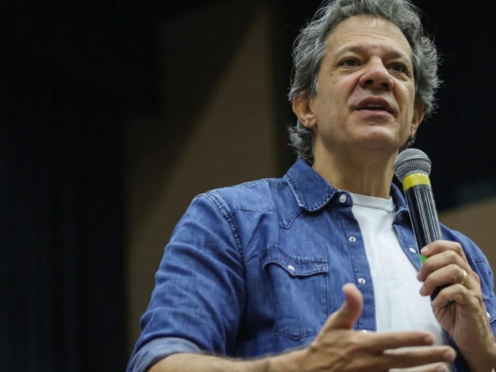 Haddad diz que só 'lavagem cerebral coletiva' explica empate de Lula e Flávio nas pesquisas
