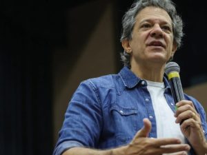 Haddad diz que só 'lavagem cerebral coletiva' explica empate de Lula e Flávio nas pesquisas