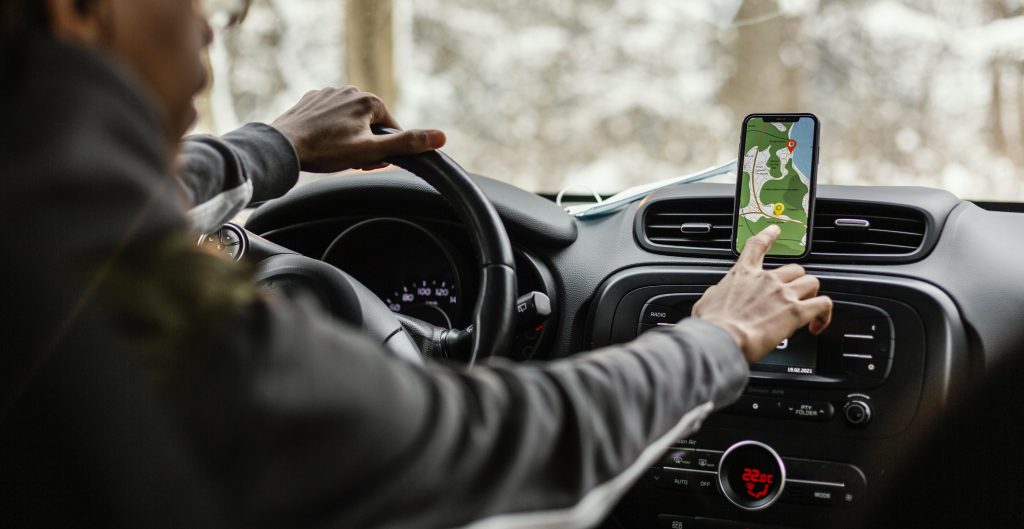 Suporte para celular no carro é permitido, mas exige cuidados. Veja onde colocar o acessório e como evitar multa na CNH.