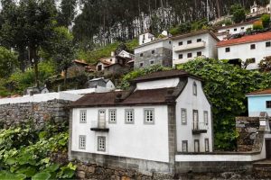 A aldeia em Portugal com mais de 40 casas em miniatura fica a 45 minutos do Porto e encanta turistas de todo o mundo