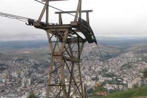 O teleférico mais impressionante de Minas sobe mais de 1.600 metros e leva direto ao Cristo com vista total da cidade