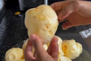 Aprenda a fazer pão de queijo de liquidificador fácil, rápido e que não murcha, perfeito para o café da tarde.