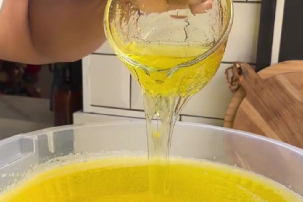 Aprenda como fazer mais de 15 litros de detergente em casa de forma simples e econômica, com boa espuma e rendimento.