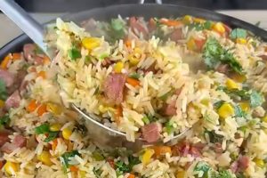 Aprenda a fazer arroz com calabresa simples, completo e cheio de sabor, ideal para almoço ou jantar sem acompanhamento.