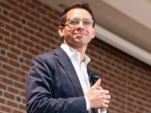 De olho na geração Z, candidato a governador na Flórida promete recuperar 'masculinidade'