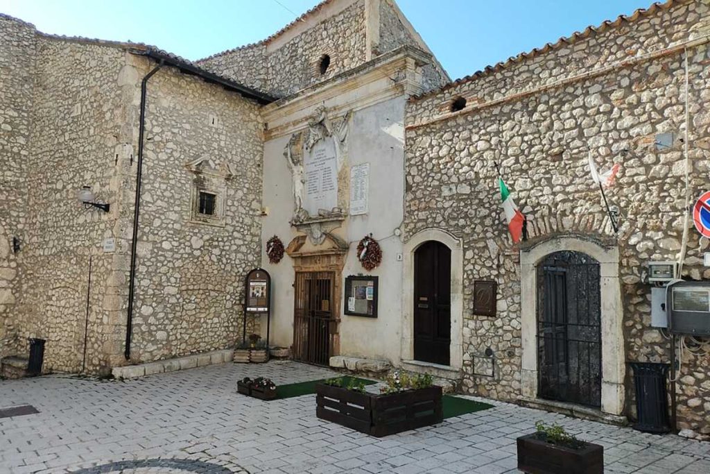 Conheça a vila europeia com 115 habitantes que oferece casa e trabalho para quem quer recomeçar com tranquilidade perto das montanhas